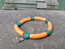 Oranje tube armband met vlinders