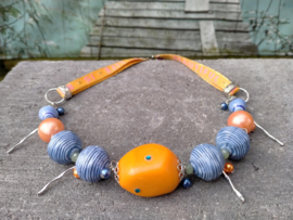 Ketting in Lavendelblauw en oranje