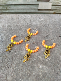 Wijnglas versiering, glas marker of glas ring met goudkleurige bloem bedel