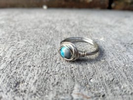 Zilverkleurige copper wire ring met blauw/wit half edelsteen kraaltje. Ringmaat 19