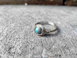 Zilverkleurige copper wire ring met blauw/wit half edelsteen kraaltje. Ringmaat 19