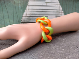 Groen met oranje schakel armband