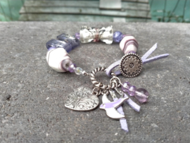 Lila armband met keramiek kralen en knoopsluiting