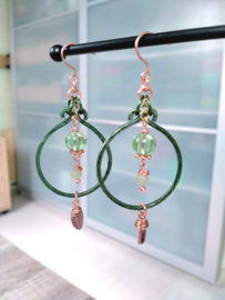 Groene hammered oorbellen met koperkleurige accenten