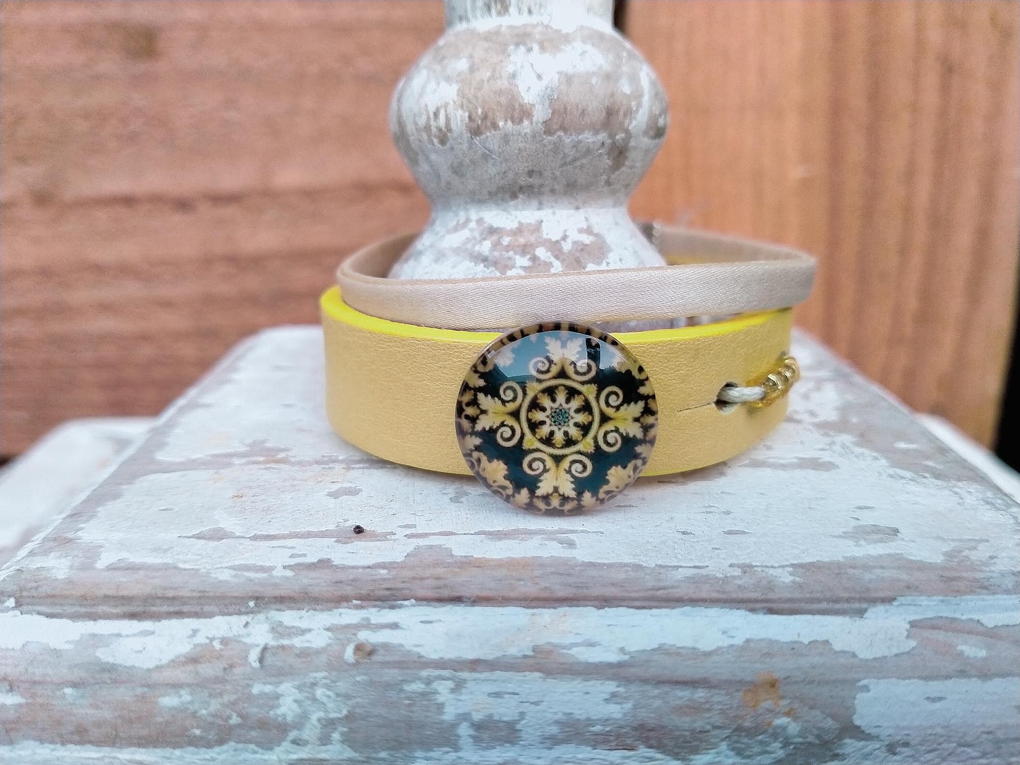 Gele armbanden