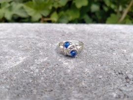 Copperwire ring zilverkleur met diepblauwe glas bicones
