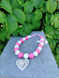Korte roze met witte kralen ketting met harthanger