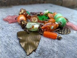 Armband in de herfstkleuren groen en oranje