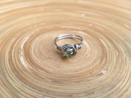 Zilverkleurige copper wire ring met groene strass. Ringmaat 17