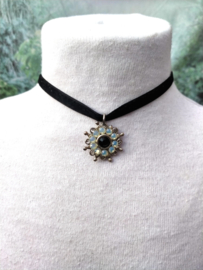 Vintage suede choker met een strass ornament met AB