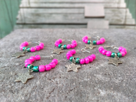 Wijnglas versiering, glas marker of glas ring fuchsia en groen