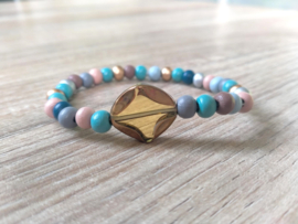 Pastelkleurig armbandje met bruine electroplated glaskraal