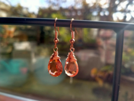 Korte oranje oorbellen van copper wire