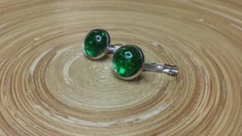 Korte groene strass oorbellen op ornament