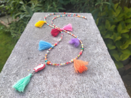 Halflange Ibiza style kwastjes ketting met rode keramiek viskraal