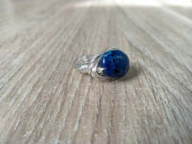 Ring van copper wire met grote acryl kraal