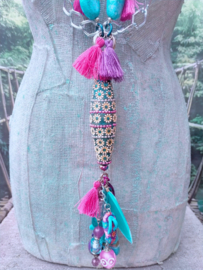Lange Turquoise/fuchsia ketting met aluminium Jasseron