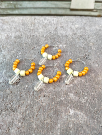 Wijnglas versiering, glas marker of glas ring met gele kubus kralen