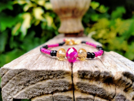 Fuchsia/zwart rocailles Ibiza armbandje met facet geslepen glas bicones