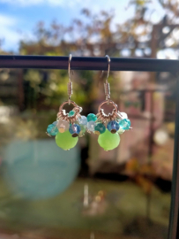 Korte turquoise oorbellen met facet geslepen glas bicones