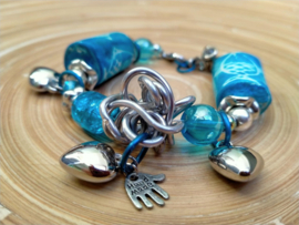 Turquoise armband met bonekralen