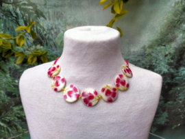 Fuchsia met limoengroene tulpen ketting van schelpkralen