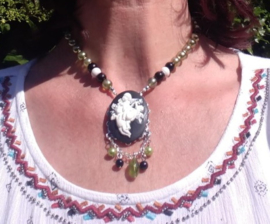 Korte camee ketting in groen, zwart en wit