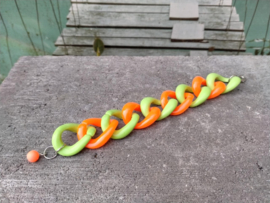 Groen met oranje schakel armband