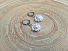 Klapcreolen 13 mm met bloem oorbelletjes in roze en wit