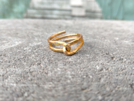 Goudkleurige hammered aluminium wire ring.  Ringmaat 18