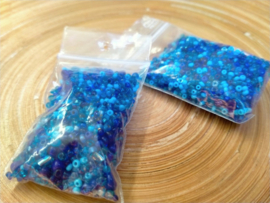 Blauwe gemengde rocailles of borduurkralen mix van 2, 3 en 4 mm 20 gram