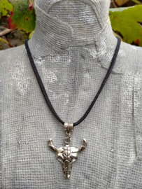 Suede heren ketting met metalen skull/koeienschedel