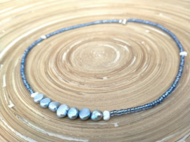 Kinderketting met blauwe zoetwaterparels