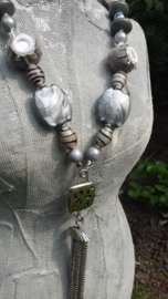 Lange grijze ketting met viltkralen en spiegeltjes