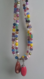 Korte ketting in multicolor met rode hanger