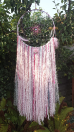 Roze dromenvanger/dreamcatcher.  Lengte 1.36 mtr. Maat XL