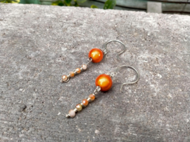 Oranje miracle beads oorbellen met glas rondellen