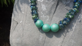 Korte turquoise ketting met Crinkle kralen en haakwol