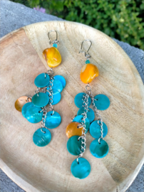 Oranje en turquoise oorbellen van schelpkralen