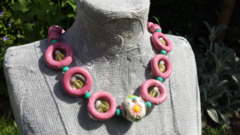 Roze keramieke ketting met geel/groene kleuraccenten