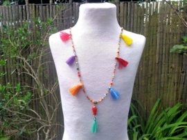 Halflange Ibiza style kwastjes ketting met rode keramiek viskraal
