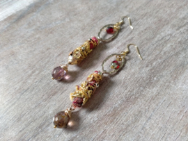 Brocante oorhangers in goud en bordeaux