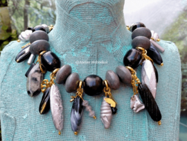 Zwart en grijze ketting met goud accenten