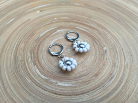 Klapcreolen 13 mm met bloem oorbelletjes in zilver en wit