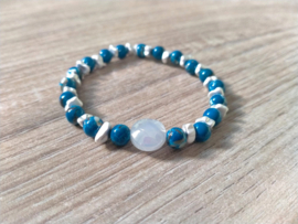 Kralen armband in blauw en wit op elastiek