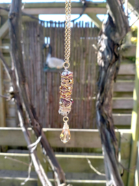Lange goudkleurige ketting met brocante kraal