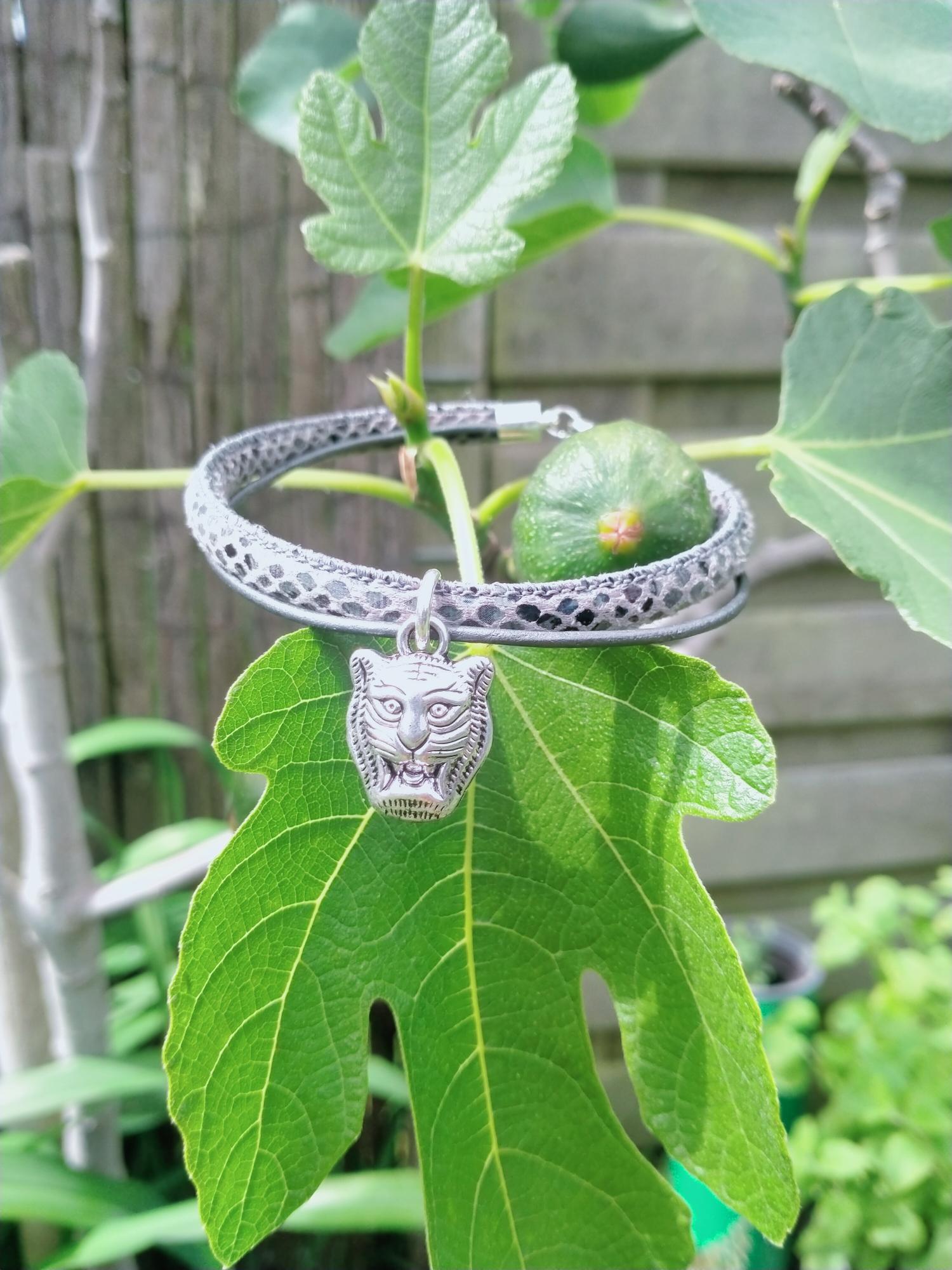 Grijze heren armband met tijger bedel