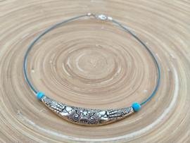 Blauwe spangketting met ornament van Tibetaans zilver