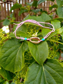 Felroze enkelbandje met goudkleurig metallook kauri schelpje