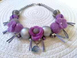 Paars en zilverkleurige vilten ketting